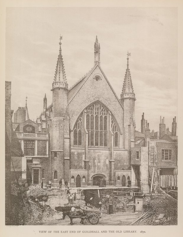 Kilátás a londoni Guildhall keleti végére és a régi könyvtárra, 1870 alkotó: English Photographer