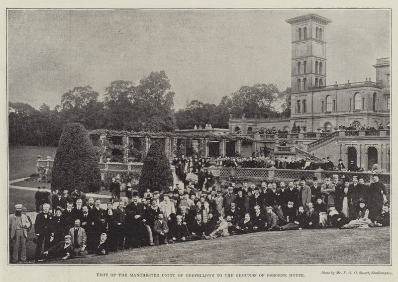 A Manchester Unity of Oddfellows látogatása az Osborne House területén alkotó: English Photographer