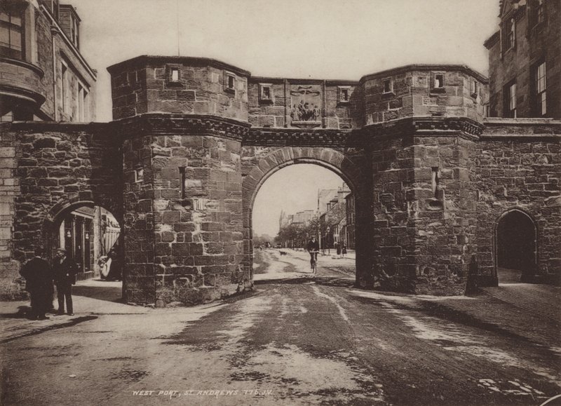 West Port, St Andrews alkotó: English Photographer