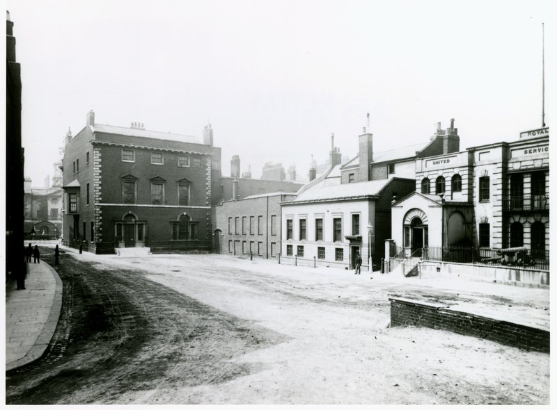 Whitehall Court or Yard, Vanbrugh House, 1898-ban lerombolták alkotó: English Photographer