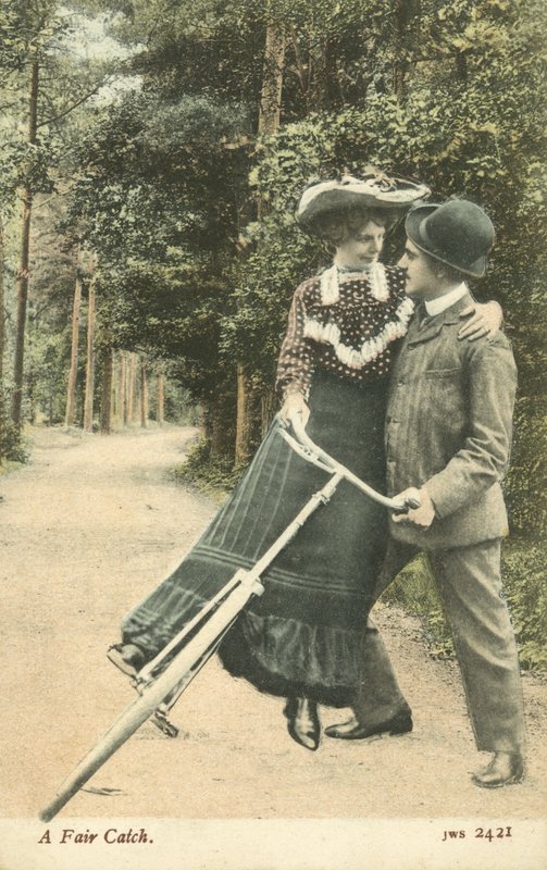 Nő a kerékpárjáról egy férfi karjába zuhan (színes fotó) alkotó: English Photographer