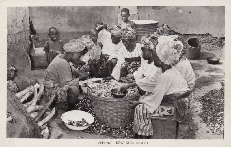 Kóladiót hámozó nők, Nigéria (f/w fotó) alkotó: English Photographer