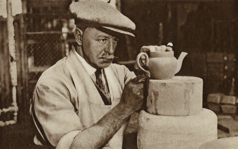Munkás, aki teáskannát gyárt a Royal Doulton művében, Stoke-on-Trent, Staffordshire (f/w fotó) alkotó: English Photographer
