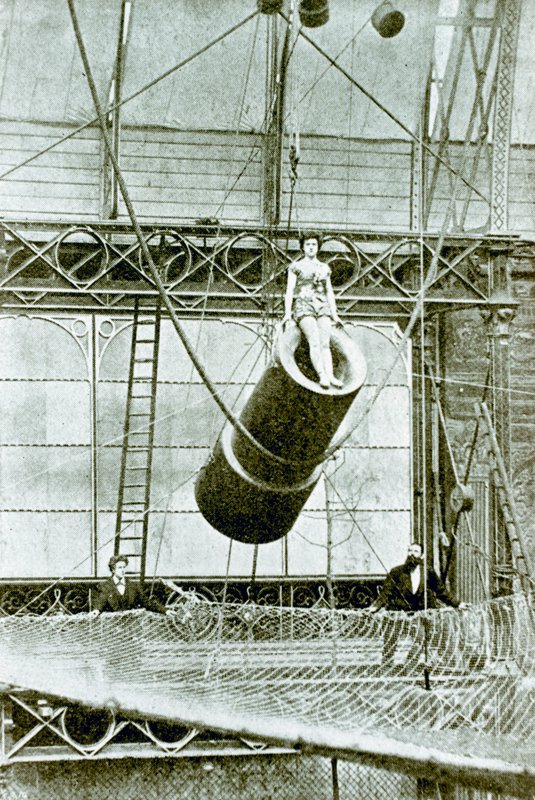 Zazel, akinek 1877-ben heti 100 fontot fizettek azért, hogy ágyúból lőjék. alkotó: English Photographer