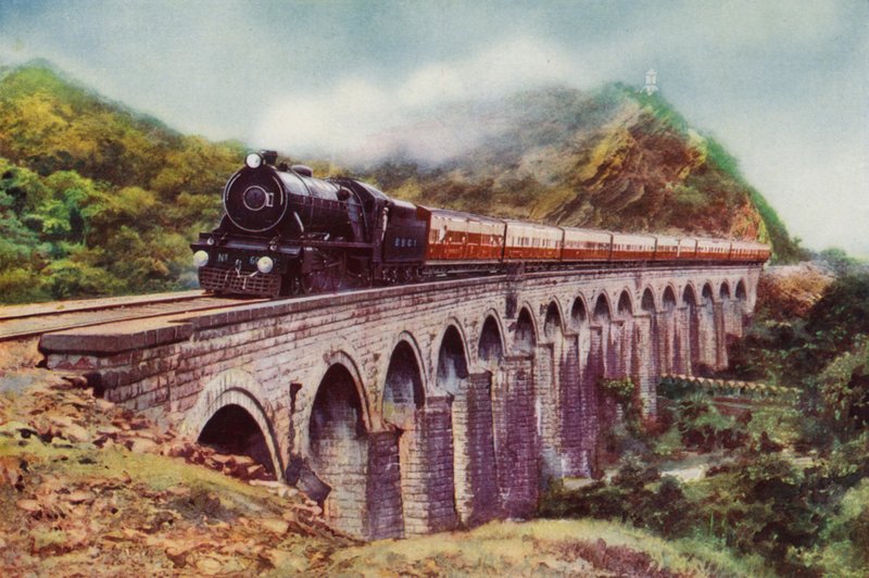 A Bombay, Baroda és Central India Railway 4-6-2 gőzmozdonya, amely a Bombay és Delhi közötti viadukton áthaladva szállítja a Frontier Mailt (színes litho) alkotó: English School