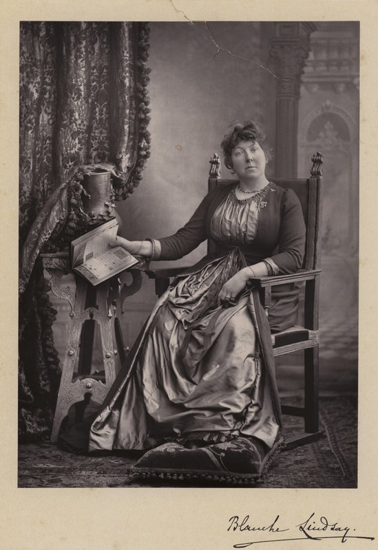 Blanche Lindsay angol művész és költő alkotó: English School