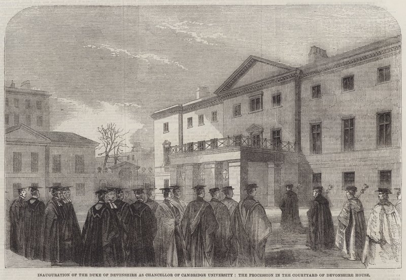 Devonshire hercegének a Cambridge-i Egyetem kancellárjává avatása, a körmenet a Devonshire House udvarán (metszet) alkotó: English School