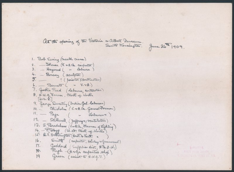 Kulcs egy fotóhoz egy csoport munkásról, akik beszédet mutattak be VII. Edward királynak a Victoria and Albert Múzeum megnyitóján (tinta papíron) alkotó: English School