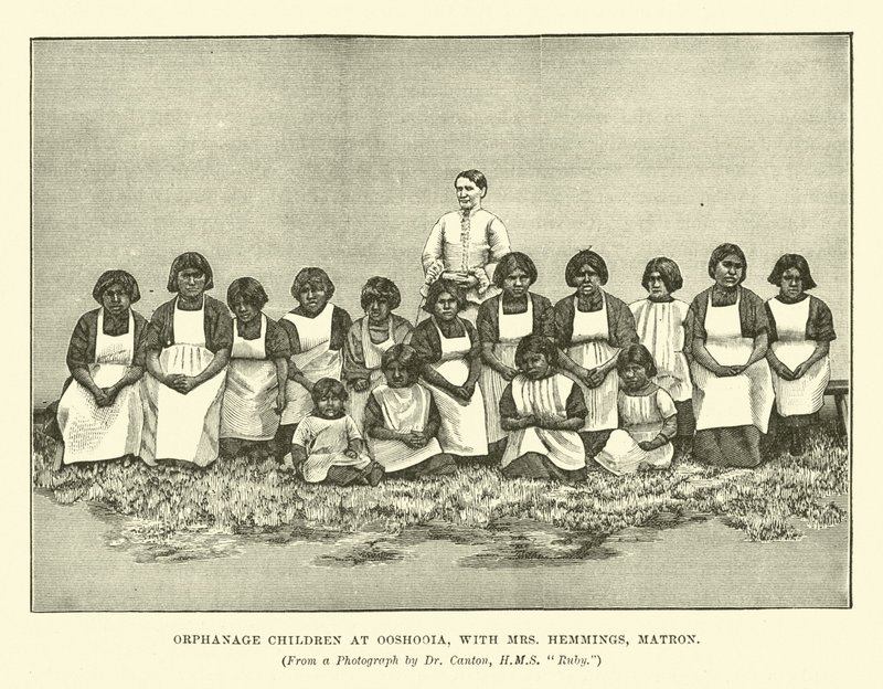 Árvaházi gyerekek Ooshooiában Mrs. Hemmings anyával alkotó: English School