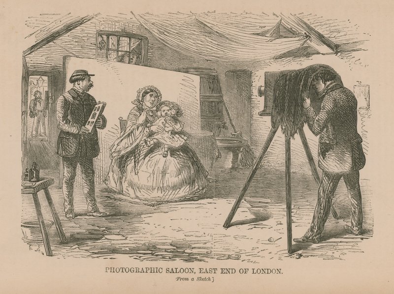 Fényképészeti szalon London keleti végén alkotó: English School