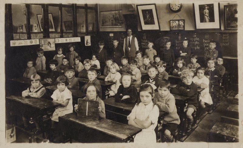 Iskolások az osztályteremben (fekete-fehér fotó) alkotó: English School