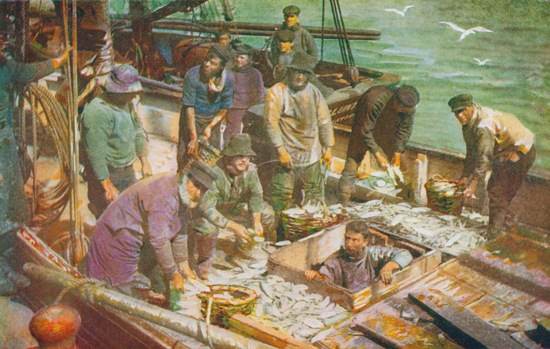 Egy északi-tengeri halászhajó érkezése, a fogás kirakodása (színes litográfia) alkotó: English School