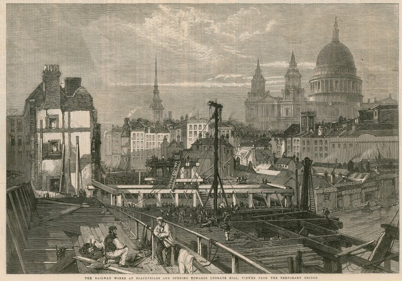 A vasút Blackfriarsben működik és a londoni Ludgate Hill felé nyílik, az ideiglenes hídról nézve alkotó: English School