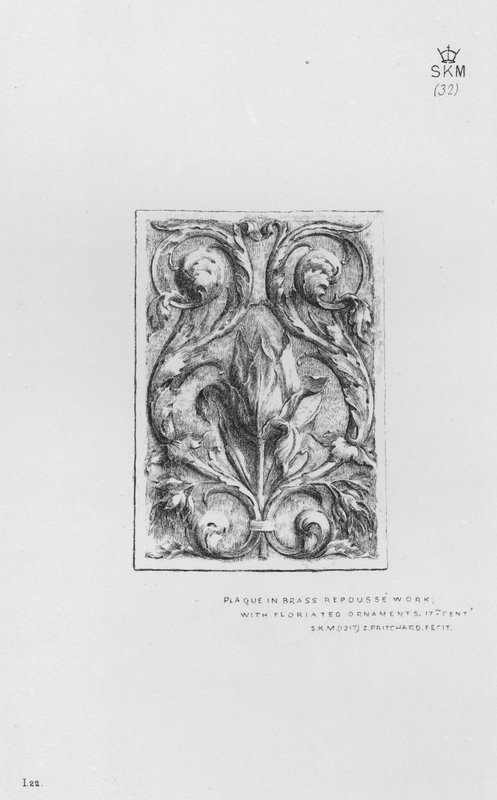 Victoria and Albert Museum: Emléktábla sárgarézből, virágos díszekkel alkotó: English School