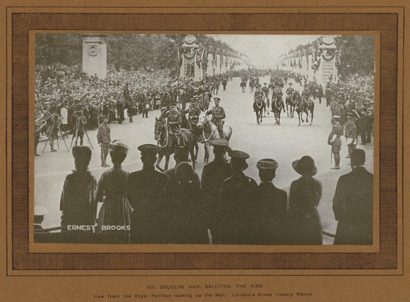 Győzelmi ünnepségek Londonban 1919-ben, Sir Douglas Haig tiszteleg a király előtt (f/w fotó) alkotó: Ernest Brooks