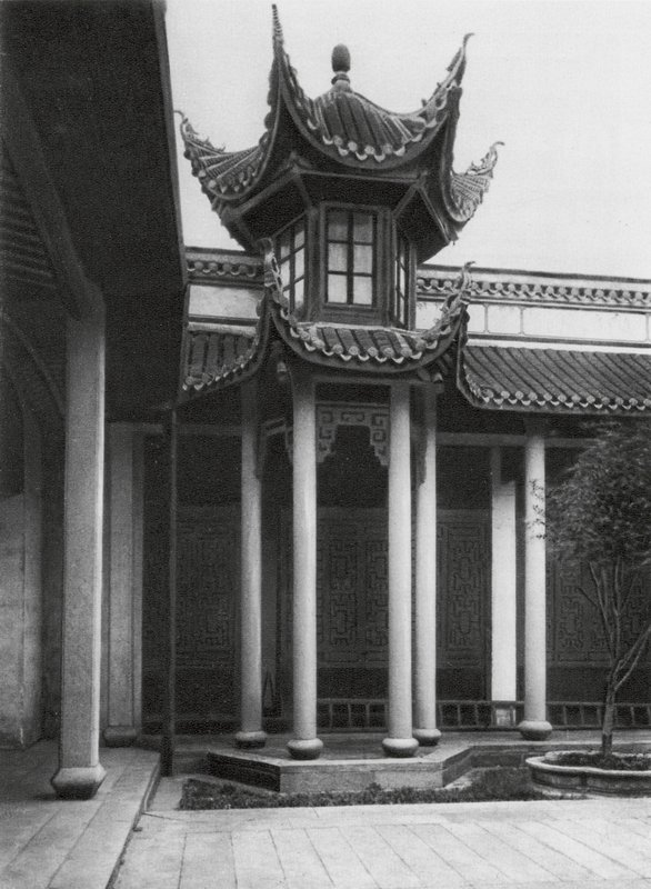 Changshafu, Chen kia tze tang, Hunan, A Chen család ősi temploma, Harangtorony a főudvaron (fekete-fehér fotó) alkotó: Ernst Boerschmann