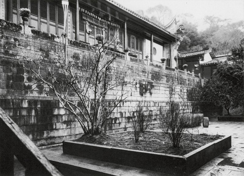 Fuchou, Ku shan, Yung tsuan sze, Fukien, Imaterem a Folyóforrás kolostorában a Dob-hegyen, Fuchou közelében (fekete-fehér fénykép) alkotó: Ernst Boerschmann