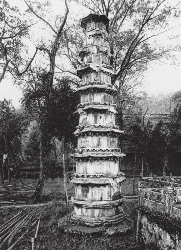 Hangchoufu, Sihu, Yun lin sze, Chekiang, Pagoda a Felhőliget kolostorban a Nyugati-tónál, Hangchou közelében (fekete-fehér fénykép) alkotó: Ernst Boerschmann