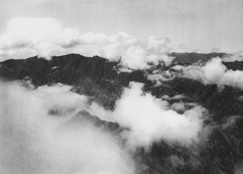 Hua shan, Pai yun, Shensi, Fehér felhők a Szent Hegy csúcsa körül (fekete-fehér fotó) alkotó: Ernst Boerschmann