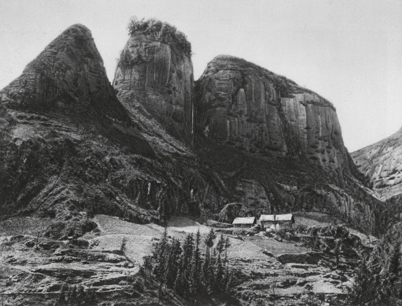 Ichangfu, Pi kia shan, Hupei, Az ecsettartó hegy a Sárkánykirály barlangtemplomával szemben (fekete-fehér fotó) alkotó: Ernst Boerschmann