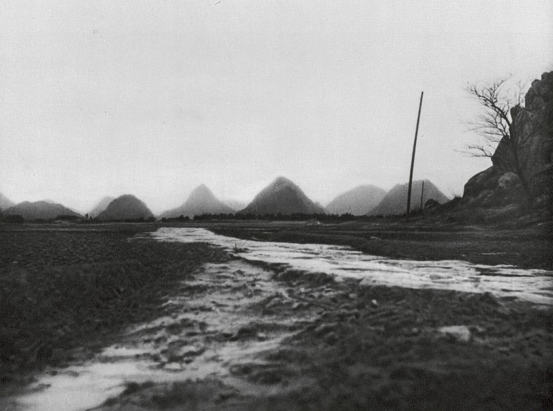 Kuangsi, Kúphegység a Kueilinfutól északra (fekete-fehér fotó) alkotó: Ernst Boerschmann