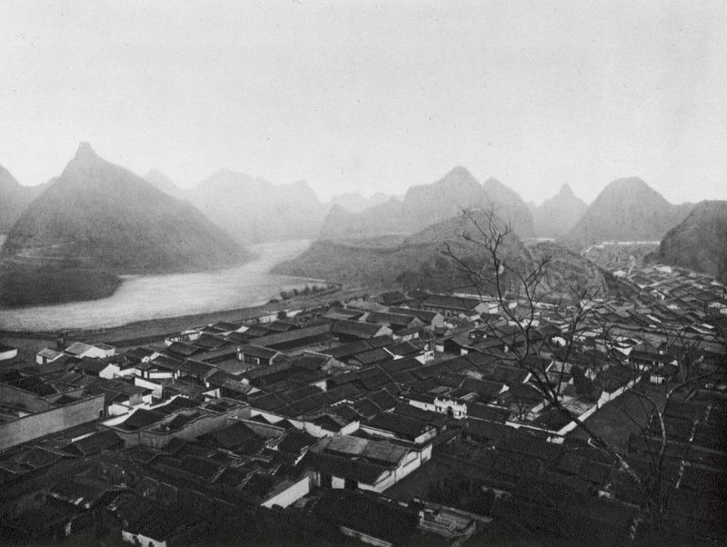 Kueilinfu, Kuangsi, Kueilin, a tartományi főváros, Kilátás északnyugatra (fekete-fehér fotó) alkotó: Ernst Boerschmann