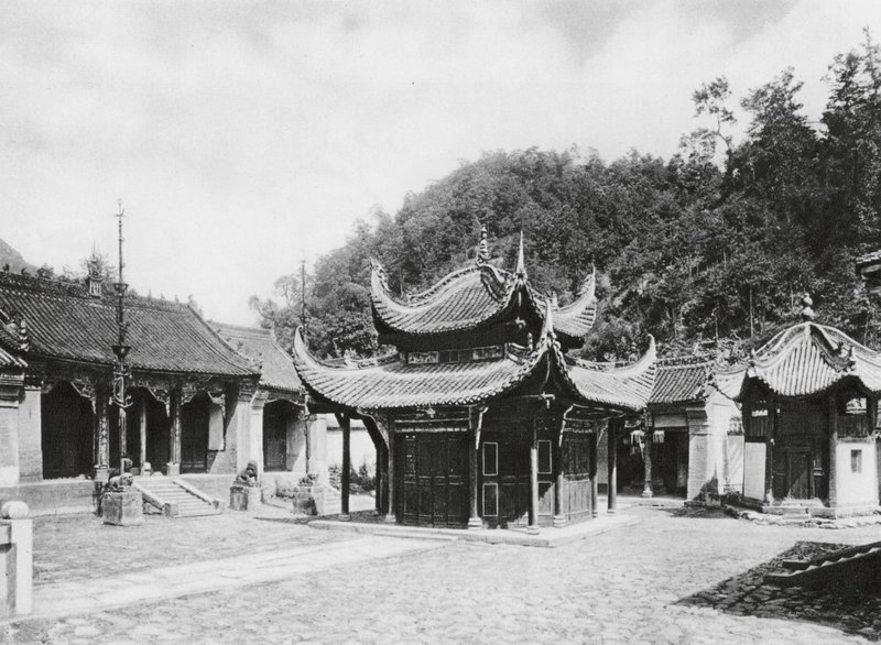 Miao tai tze, Shensi, a kolostor főudvara (fekete-fehér fotó) alkotó: Ernst Boerschmann