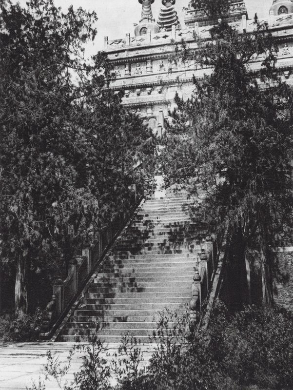 Peking, Si shan, Pi yun sze, Chihli, Nyugati hegyek Peking közelében, Lépcsősor a Márvány Pagodához (fekete-fehér fotó) alkotó: Ernst Boerschmann