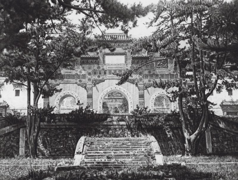 Peking, Si shan, Tsing i yuan, Chihli, Színes mázas kapu a Peking melletti nyugati hegyekben (fekete-fehér fotó) alkotó: Ernst Boerschmann
