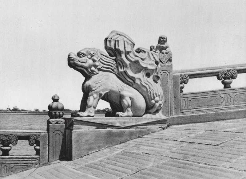 Peking, Wan shou shan, Chihli, híd vége a Nyári Palotában (fekete-fehér fénykép) alkotó: Ernst Boerschmann