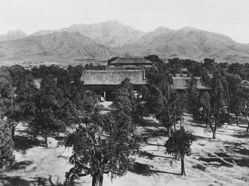 Taianfu, Tai miao, Shantung, Kilátás a Szent Hegyre Tai shan a Nagy Templom fölött északra (fekete-fehér fotó) alkotó: Ernst Boerschmann