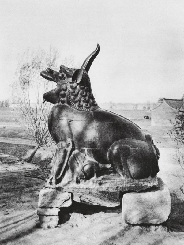 Taiyuanfu, Shansi, A Fen folyót őrző bronz egyszarvú (fekete-fehér fotó) alkotó: Ernst Boerschmann
