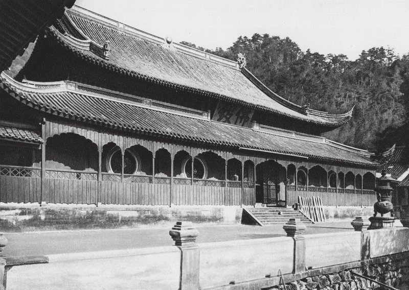 Tien tung sze, Chekiang, A Mennyei Fiú kolostor főterme Ningpo közelében (fekete-fehér fotó) alkotó: Ernst Boerschmann