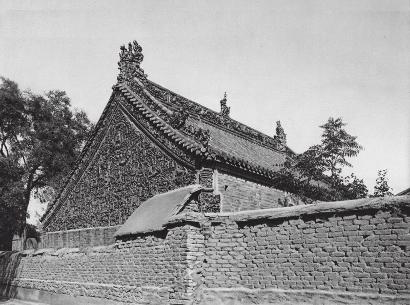 Tsing yang shu, Shantung, Csarnok mázas terrakotta domborművekkel a Tai shan Istennő templomában (fekete-fehér fotó) alkotó: Ernst Boerschmann