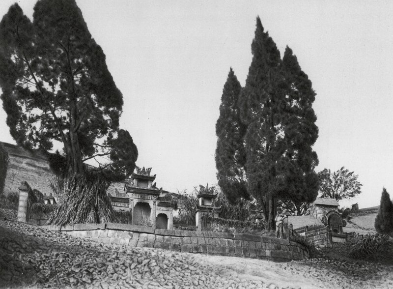 Wanhien, Kiao ting shan, Szecsuán, Sír a Kiao ting hegy lejtőjén, Wanhien közelében (fekete-fehér fénykép) alkotó: Ernst Boerschmann
