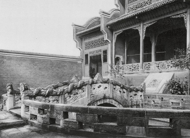 Wanhien, Wen miao, Szecsuán, Előudvar tóval és sárkányhíddal a Konfuciusz-templomban Wanhienben (fekete-fehér fotó) alkotó: Ernst Boerschmann
