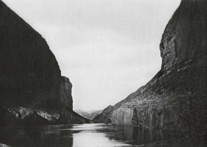 Yangtzekiang, Feng siang kou, Szecsuán, A Kuelchoufu alatti Bellows-szurdok, Kilátás felfelé a folyón (fekete-fehér fotó) alkotó: Ernst Boerschmann