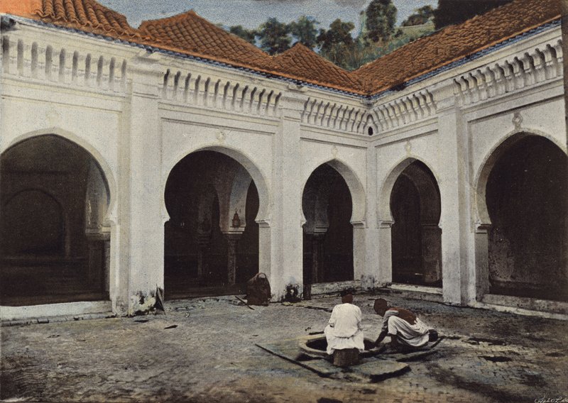 A Sidi-El-Haloni Mecset udvara, Tlemcen alkotó: European Photographer