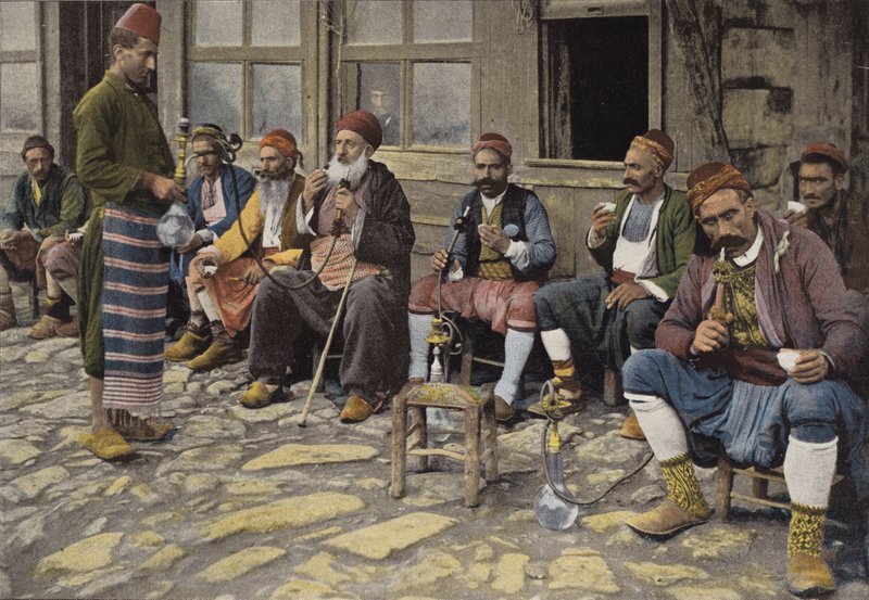 Török Dohányosok Egy Kávézó Ajtajában alkotó: European Photographer