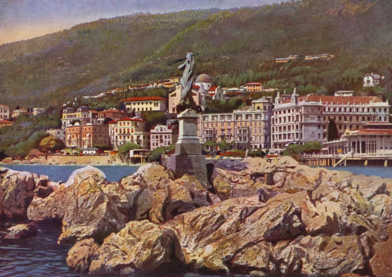 Opatija, ma Opatija Horvátországban: Madonna del Mare, a háttérben a Szent Mária-templom (fotó) alkotó: European Photographer