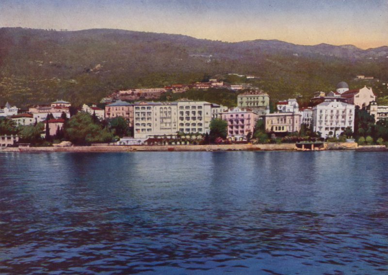 Abbázia, ma Abbázia Horvátországban: Panoráma a tengerről, kilátással a Breiner Panzióra, a Hotel Residenzre, a Hotel Savoyra és a Villa Jeanette-re (fotó) alkotó: European Photographer
