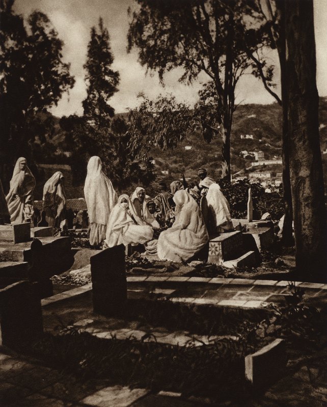 Algír, arab nők a temetőben (fekete-fehér fotó) alkotó: European Photographer