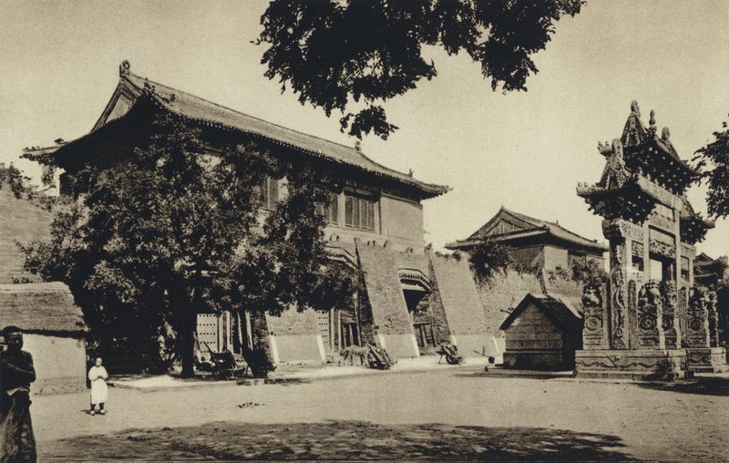 Kína, Templombejárat a szent Taischan hegy közelében, Shantung (fekete-fehér fotó) alkotó: European Photographer
