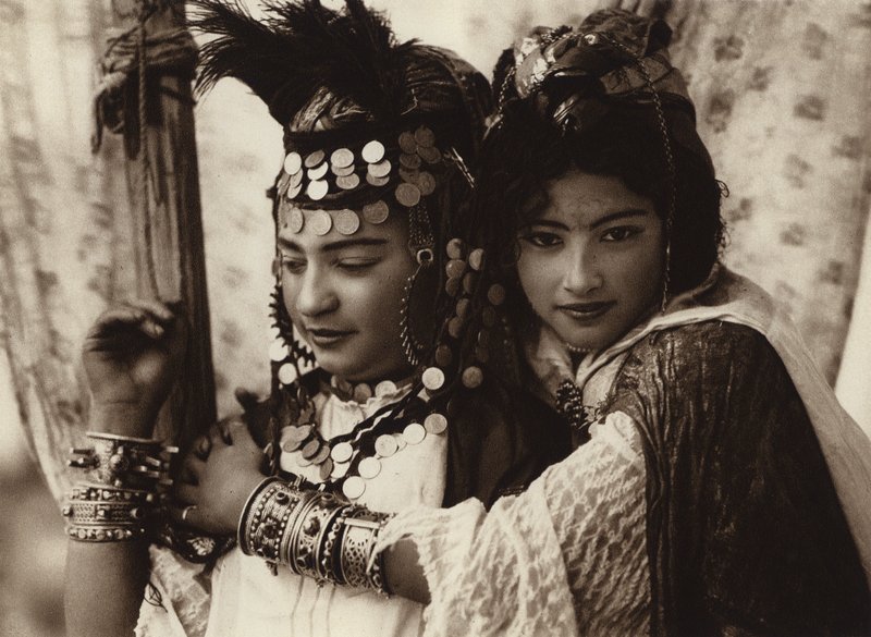 "Ouled Nail" táncos lányok (fekete-fehér fotó) alkotó: European Photographer