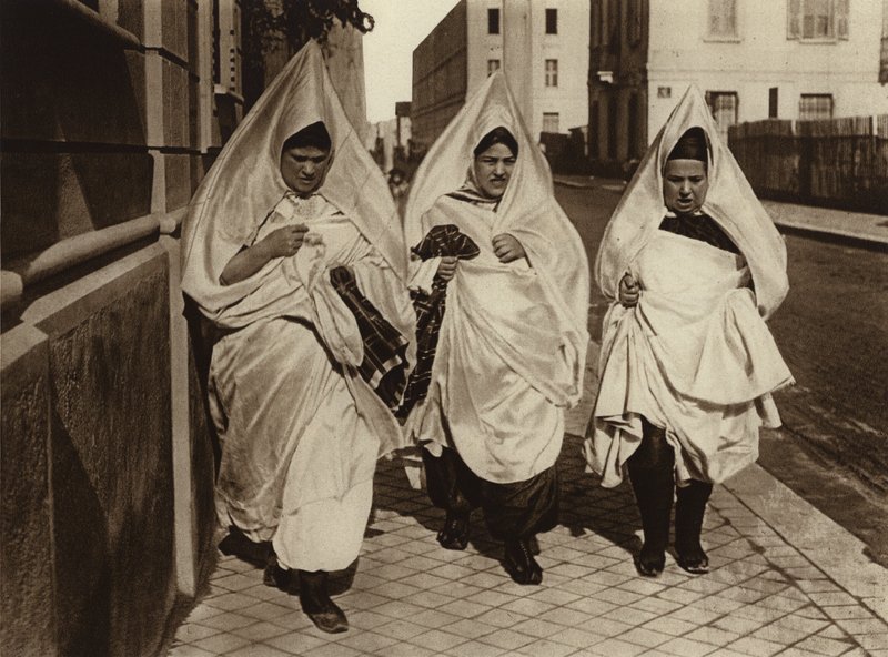 Tunisz, zsidó nők (fekete-fehér fotó) alkotó: European Photographer