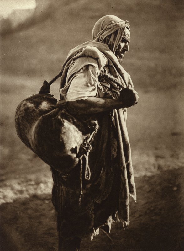 Tunisz, vízhordó (fekete-fehér fénykép) alkotó: European Photographer