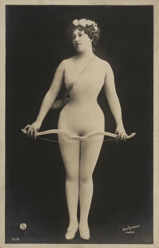 Lány íjjal és nyíllal alkotó: French Photographer