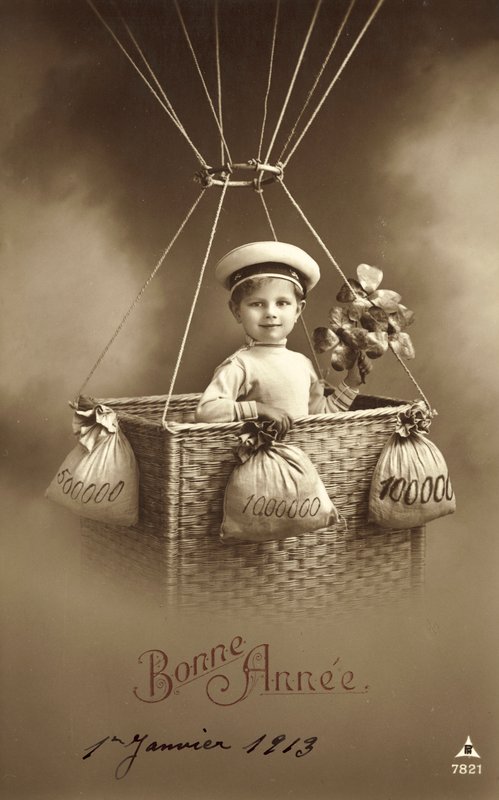1913-as újévi kártya, amelyen egy fiú felszálló lufi látható, sok pénzzel ballasztként alkotó: French Photographer