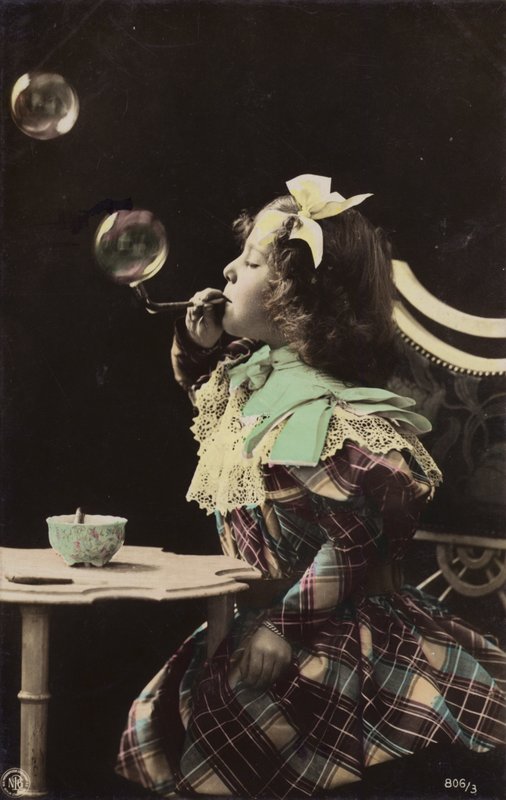 Egy kislány buborékokat fúj a pipából (színezett fotó) alkotó: French Photographer