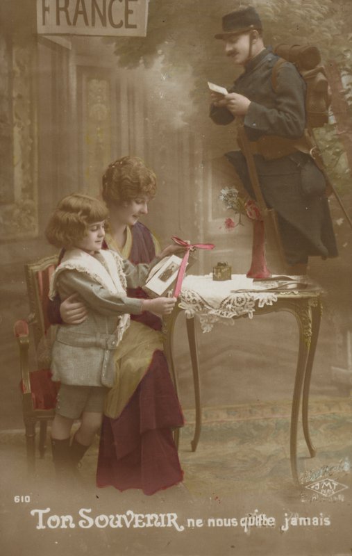 Egy anya és gyermeke levelet készít katona apjának (színezett fotó) alkotó: French Photographer